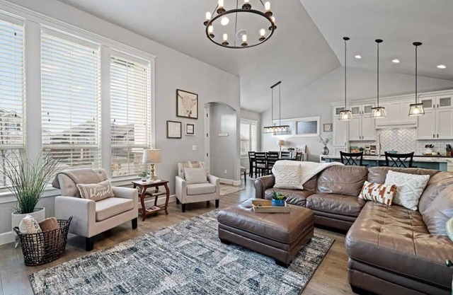 New Farmhouse Cottage in the heart of Treasure valley with Hot tub!!