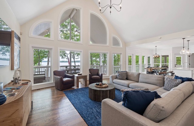 New! Fast Wi-Fi, Luxury Lake Property, Arcade, Close to Dining & Shopping!