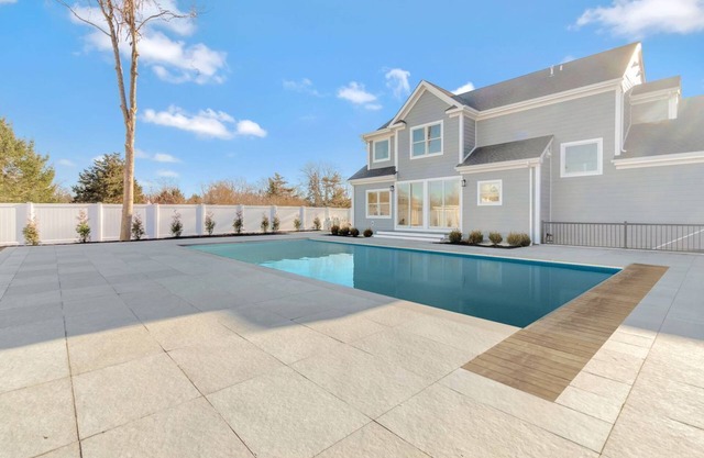 New Four-bed Home with private Beach access for Rent