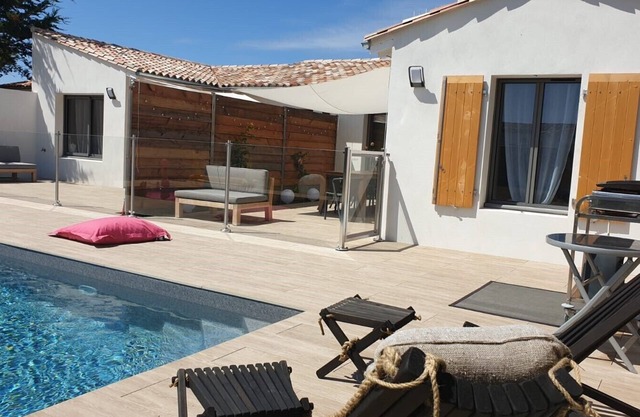 Nueva villa de lujo abierta al jardín y piscina climatizada a 150 metros de la costa.