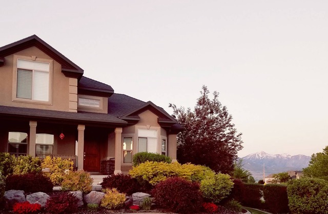 Apartamento nuevo, fresco y moderno en un sótano con entrada privada.