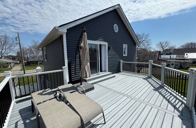 New & Fully Updated 2 & 2 Sleeps 6! With canal access to dock up to 70’ of boats