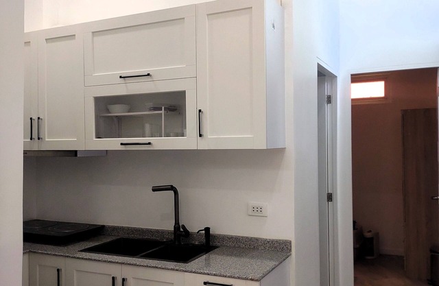 New Furn 1 Br/1 Bath/Kitchen, Manila-Univ Belt, AC, Hot water, Wifi, Netflix -u1