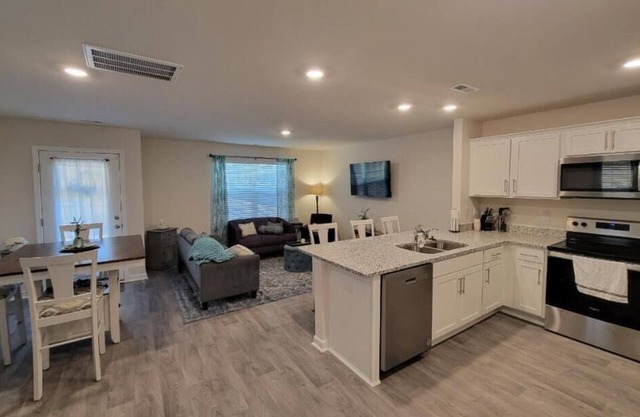 New Furnished Townhome Near Hospitals & Golf