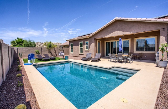 NEW!! GORGEOUS 4 Bed Desert Oasis with Pool!