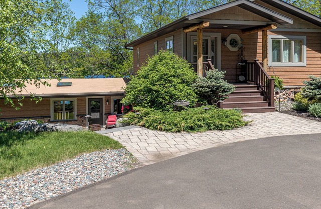NEW! Gorgeous 4 bedroom on Private Lake in Minocqua!
