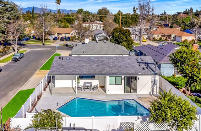 New! Gorgeous King Suit House with Pool!