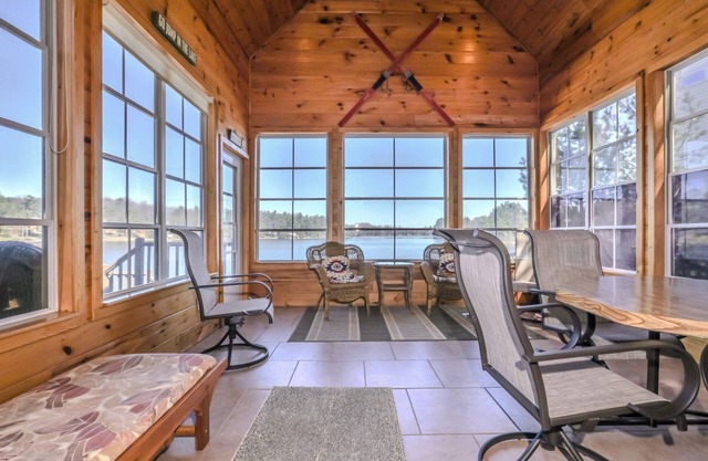 New! 4 Bedroom Lake House on Lake Shishebogama!