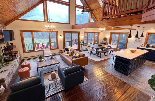 NEW - Gorgeous Modern Lodge w/ Mt View - 5 Min to Skiing