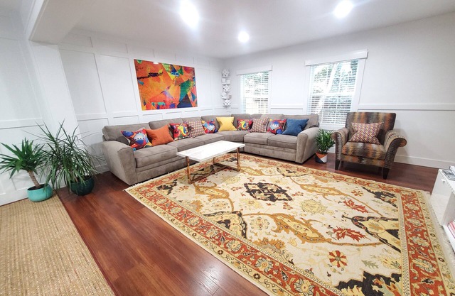 NEW! GREENWICH PICASSO HOUSE/ 5 BDRS, CLOSE TO BEACH, TRAIN, NYC