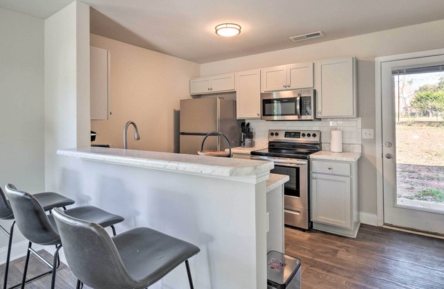 Greer Getaway w/ Smart TV ~ 1 Mi to Dtwn!