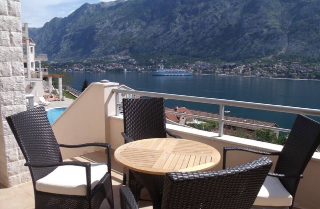 Nuevo apartamento en planta baja con impresionantes vistas de la bahía de Kotor desde el balcón y la piscina