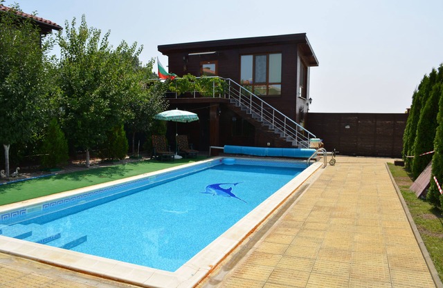 Nueva casa de huéspedes con piscina, a 12 km del complejo marítimo Sunny Beach