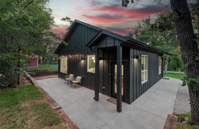 New Guesthouse w/ Private Patio, Fast WiFi, 1 bed/1 bath