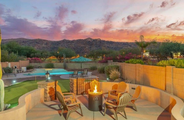 NEW! Cozy Saguaro Heated Pool, Hot Tub, Mini Golf, Pool Table, Fire Pit, Arcade!