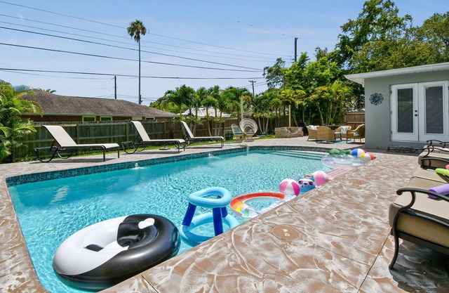 New heated saltpool w Kayaks, 8min to Shore: Tranquil Escape