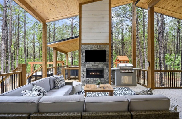 NEW! Heavens Door, pet-friendly with bunk room, fire pit, hot tub & playground