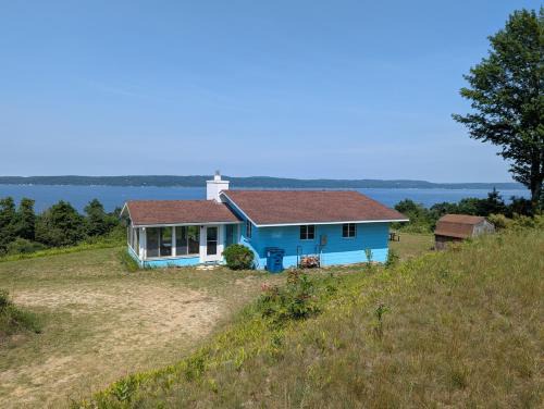 New! Hill Hideaway - Incredible Lakeviews!
