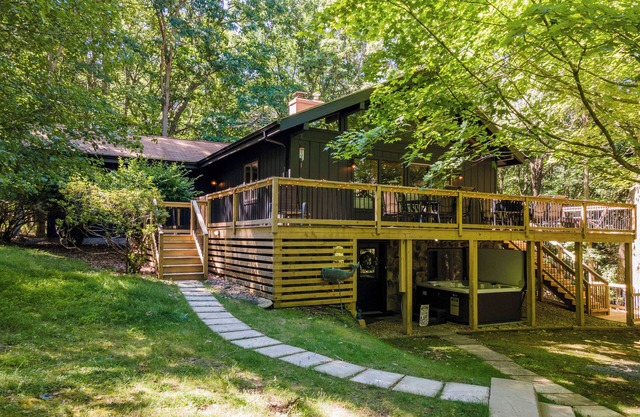 New! Hilltop Haven: Lake Access, Wood Fireplace, Fire Pit!