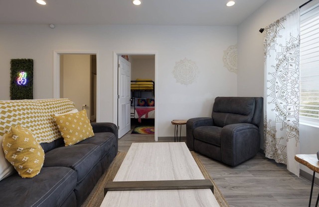 New! Hippy Haven Suite in East! 4bd!
