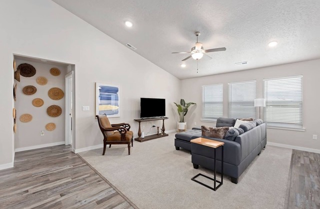 *New Home*~ Big Game Room ~ 6 TVs ~ Great Location