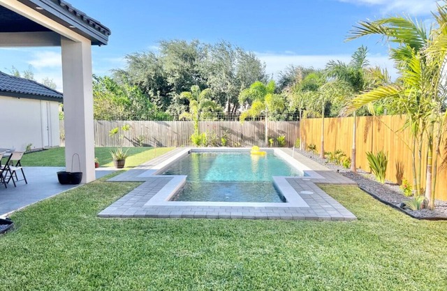 New Home, Gorgeous Pool, 4 Beds