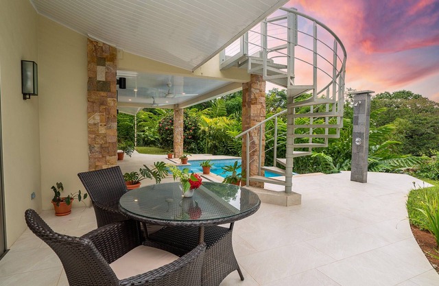 Nueva casa ubicada entre la playa y las montañas con vistas de 360 ° y piscina infinita