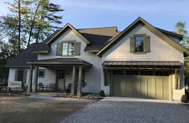 Nueva casa en el río Leland