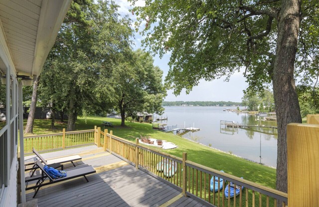 NEW HOME - Quiet cove with SUPs kayaks and firepit