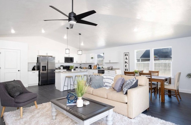 New Home- Sleeps 8 -Near Gainesville & Springs