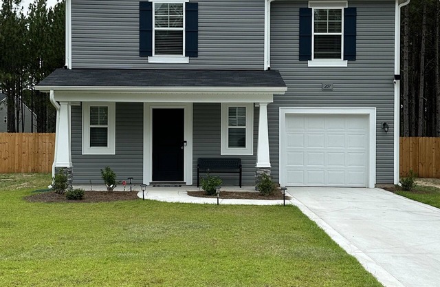 New home w/ private fenced yard by Carolina Horse Park. 20 min to Pinehurst.