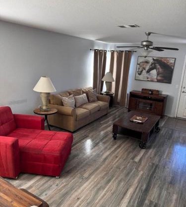 New Home with King Bed and 3 Bedrooms Fire-pit Minutes to Cota and Tesla
