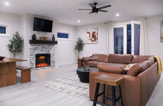 NEW ★HOT AREA★ SPACIOUS WALK to Downtown 1.5mi to Broadway