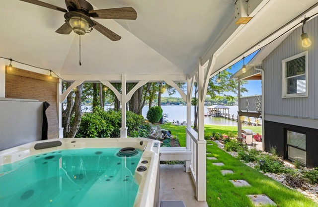 NEW! Hot Tub, Amazing Sunsets, Sleeps 10, 4bd 4ba!