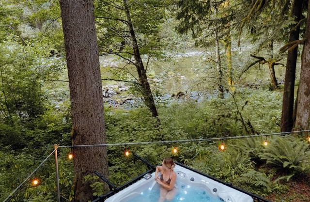 New! Hot tub with amazing river view at Hunt's Hut!