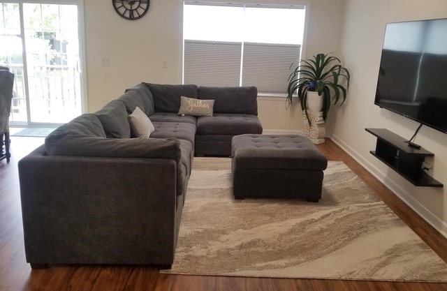 NEW House - 10% off wkly - 6 badges/huge private backyard - Great for families!