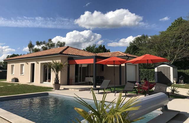 Casa nueva toda comodidad con piscina climatizada.