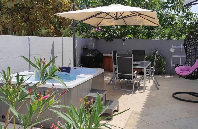 CASA NUEVA, Gran jardín, playa a 5 minutos a pie.