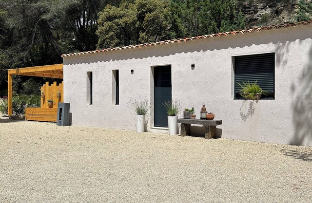 New house in a green setting ( Luberon )