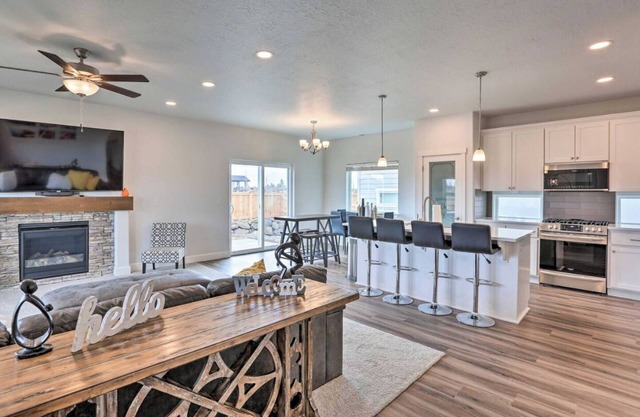 New house in Redmond, 15 minutes to Airport and Smith Rock