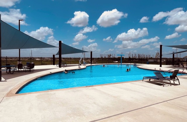 New house/Lackland Air Force Base at 9 min /3 bdr /King size/Pool/Grill/