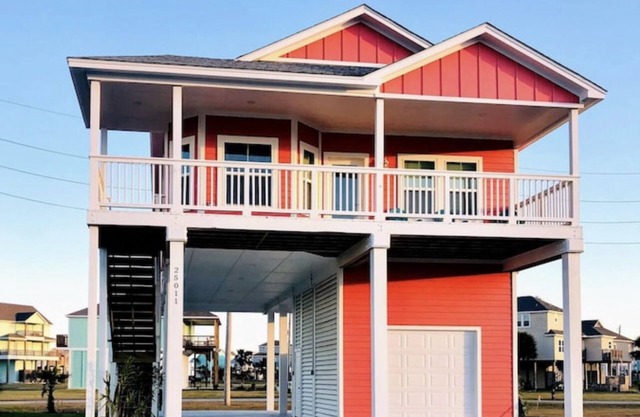 *NEW House listing with beautiful bay views / walking distance to pool and beach
