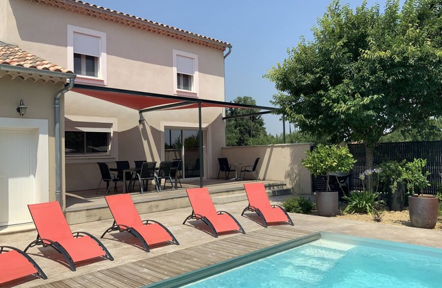 Nueva casa con piscina privada climatizada