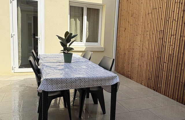 New house with seaside courtyard