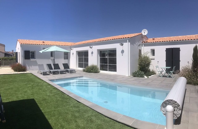 Casa nueva con piscina privada cerca de servicios y a 500 metros del mar.