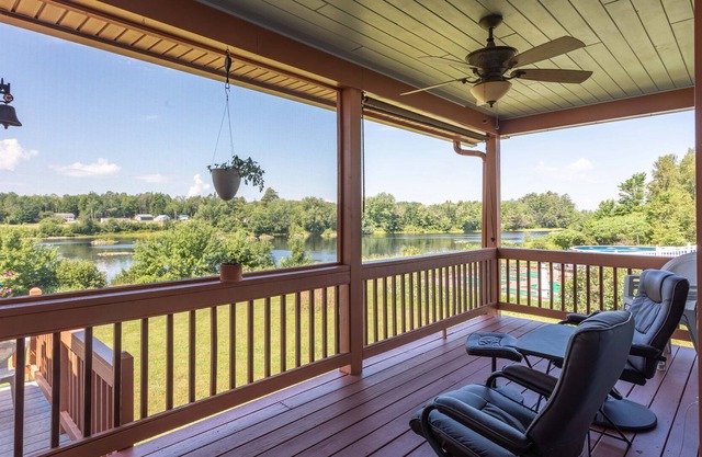 NEW! Howland House Escape w/Deck , Yard & River Frontage