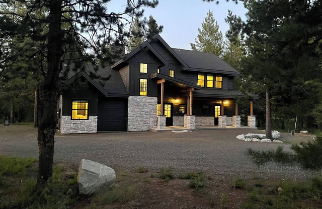 New! Immaculate Mountain Luxe Getaway with Fire Pit