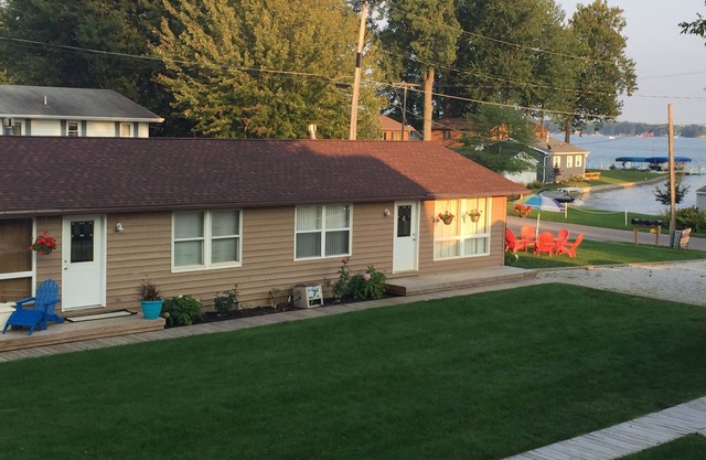 New Kid in Town, Lake Wawasee, frente al canal de condominio de 2 habitaciones con muelle