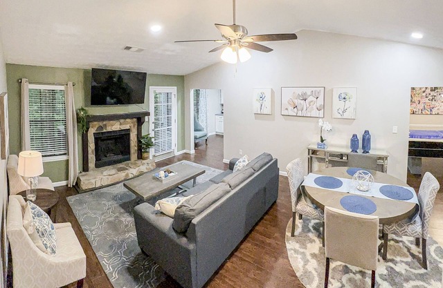 NEW! King Bed - Near ATL - Huge Backyard W/Deck - PETS 15% off between 1/1-1/31