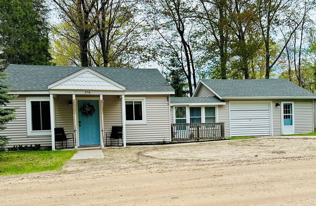 New! King suite, pet friendly - short walk to public beach and playground